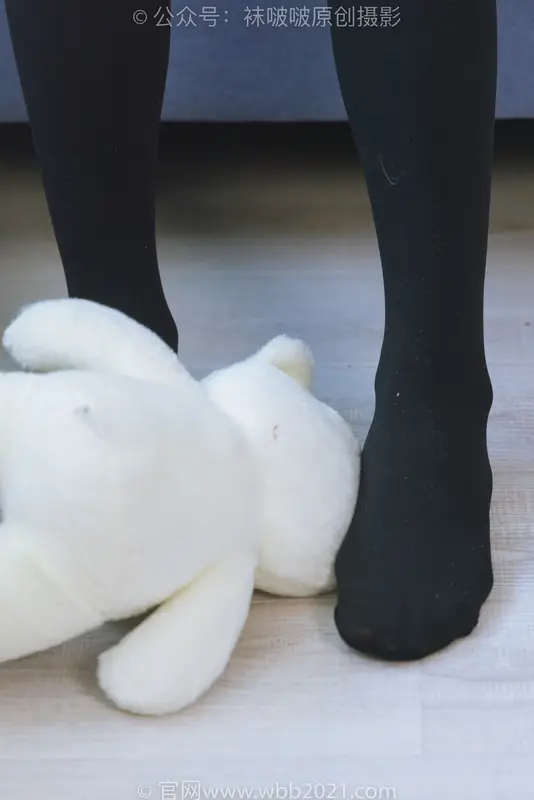 [BoBoSocks袜啵啵] NO.315 小沫-平底鞋、厚黑丝、模特穿鞋及丝袜踩玩偶小熊剧情（超长花絮版） 18